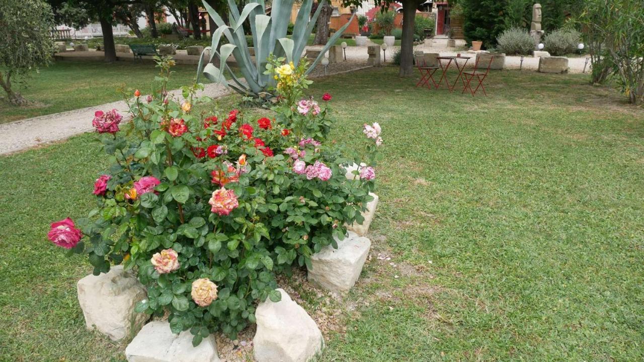 Mas Maurane - Le Bougainvillier Aux Portes D'Arles Apartment Тараскон Екстериор снимка