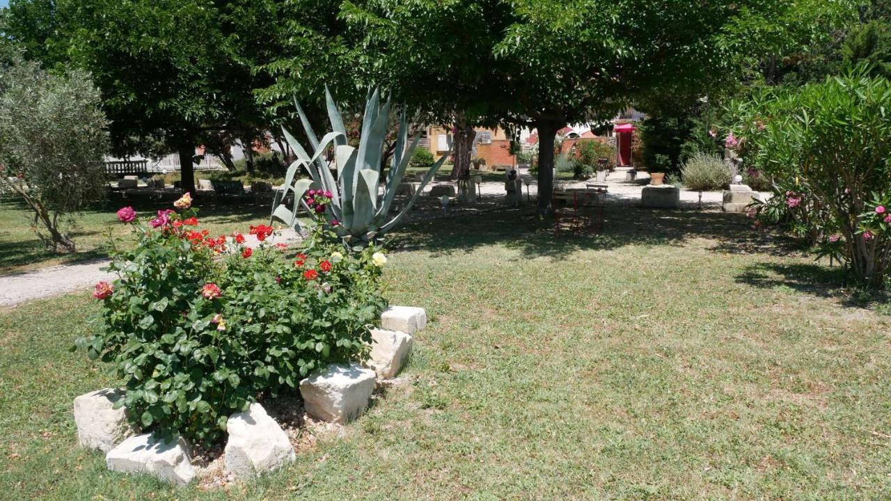 Mas Maurane - Le Bougainvillier Aux Portes D'Arles Apartment Тараскон Екстериор снимка