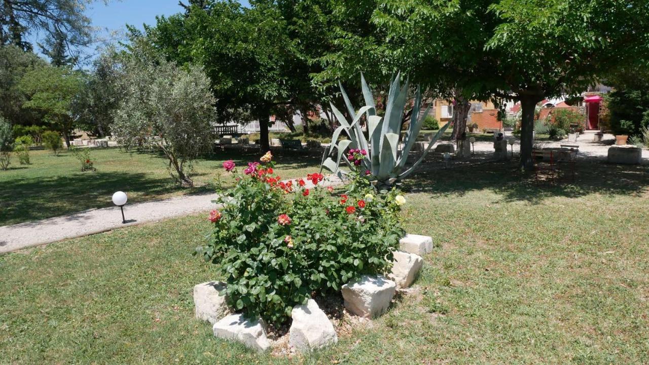 Mas Maurane - Le Bougainvillier Aux Portes D'Arles Apartment Тараскон Екстериор снимка